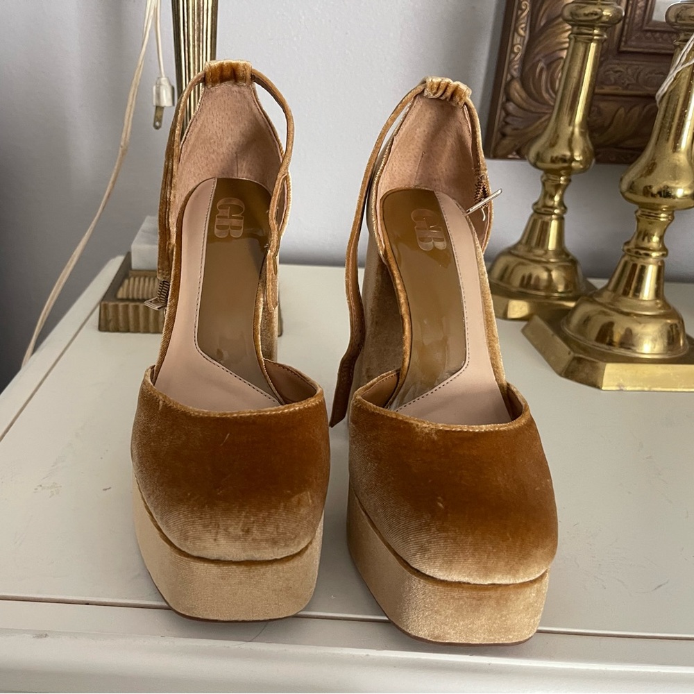 Gianni Bini, size 6 gold velvet platform heels